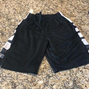 Nike boys Basketball shorts size medium 10-12